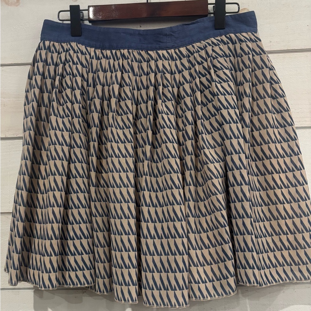 Club Monaco Navy and Beige Mini  Skirt in size 8. Great condition